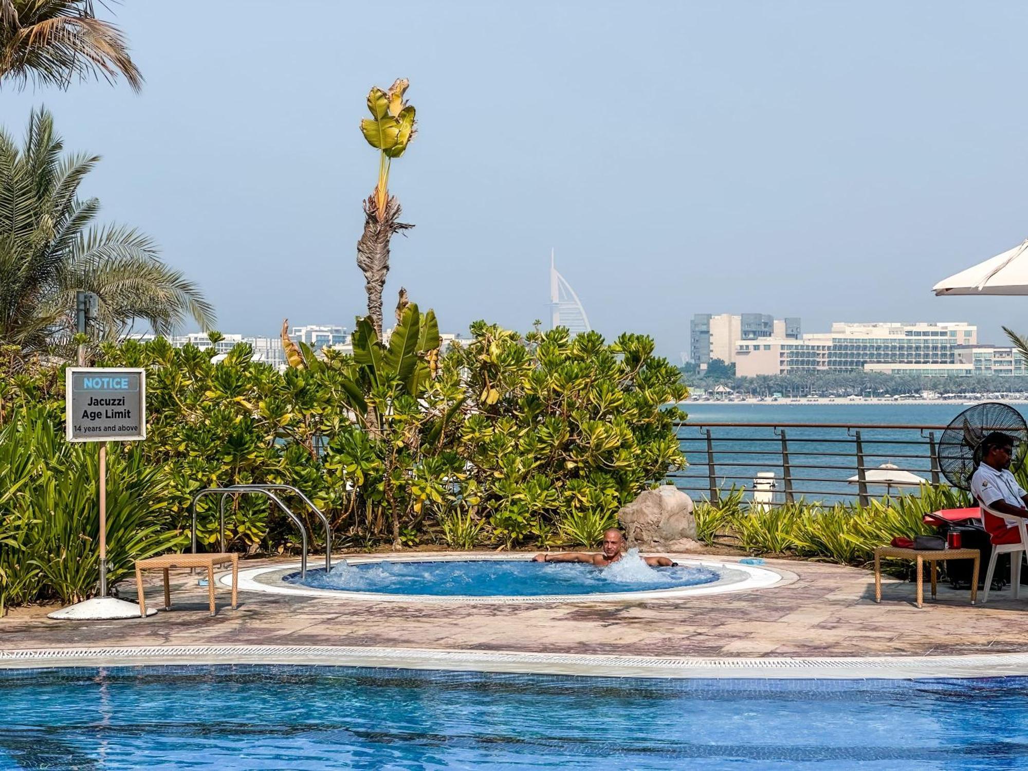 Modern Beachfront 1Br Apartment - Tiara Residence ドバイ エクステリア 写真